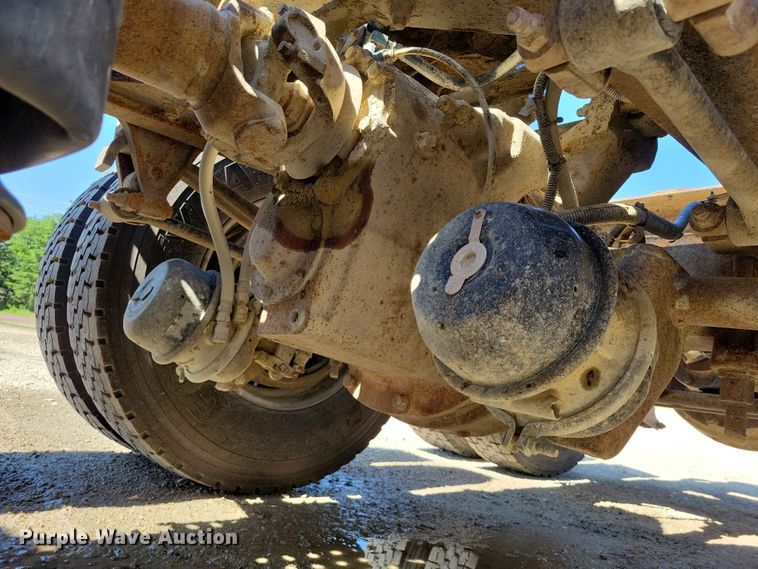 image for item DZ7269 2002 International  9400i semi truck