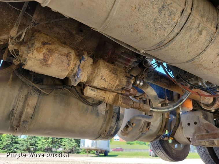 image for item DZ7269 2002 International  9400i semi truck