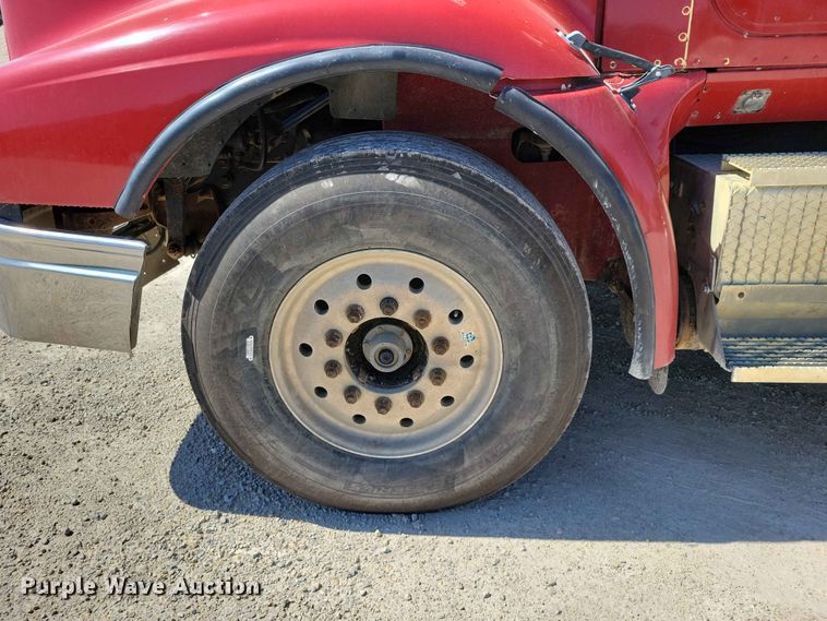 image for item DZ7269 2002 International  9400i semi truck