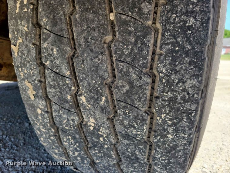 image for item DZ7269 2002 International  9400i semi truck