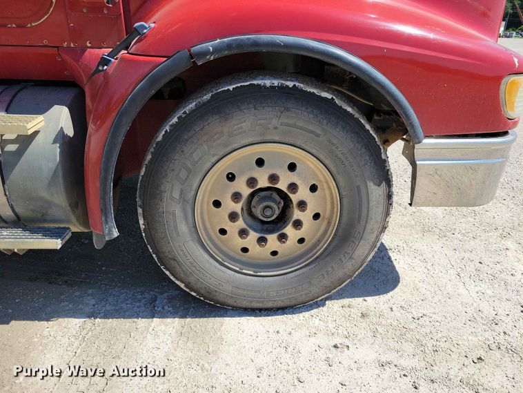 image for item DZ7269 2002 International  9400i semi truck