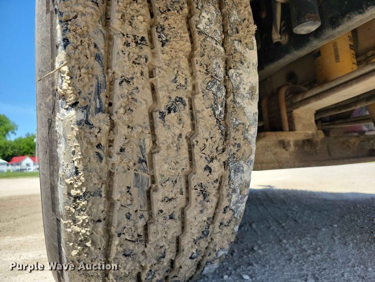 image for item DZ7269 2002 International  9400i semi truck