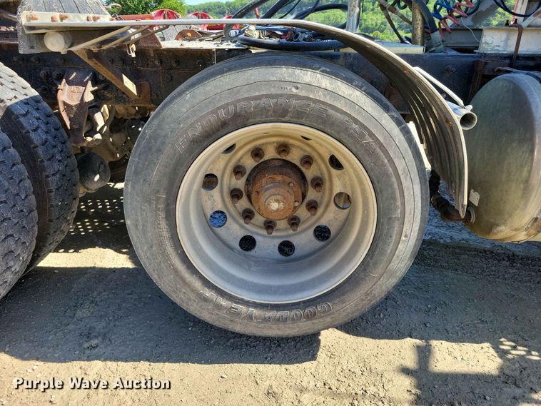 image for item DZ7269 2002 International  9400i semi truck