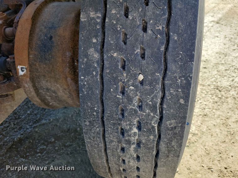 image for item DZ7269 2002 International  9400i semi truck