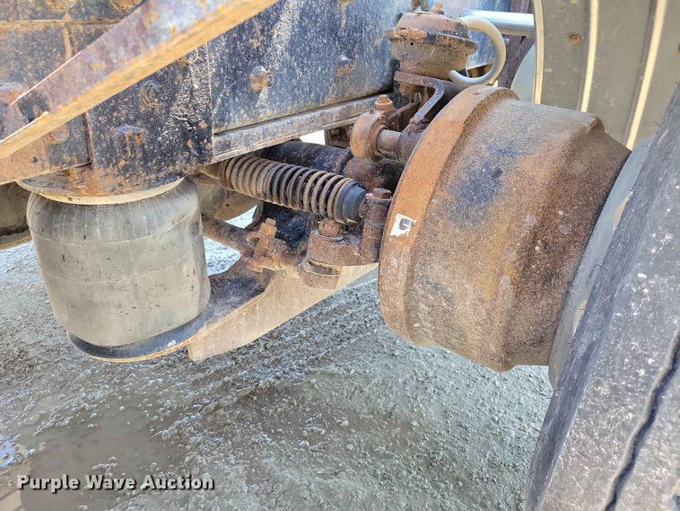 image for item DZ7269 2002 International  9400i semi truck