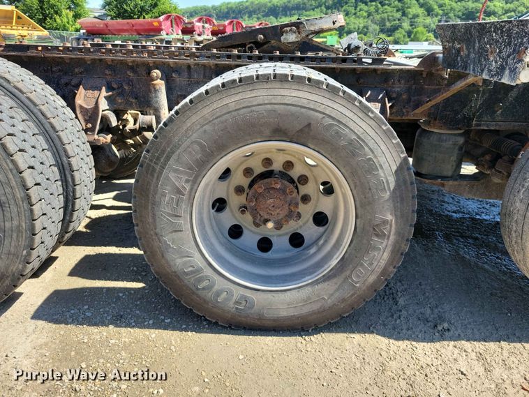 image for item DZ7269 2002 International  9400i semi truck