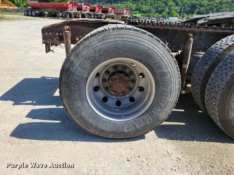 image for item DZ7269 2002 International  9400i semi truck
