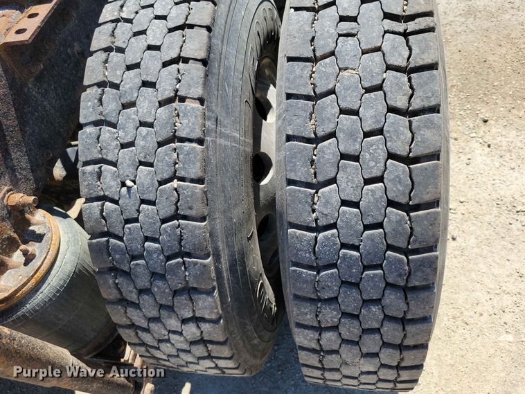image for item DZ7269 2002 International  9400i semi truck