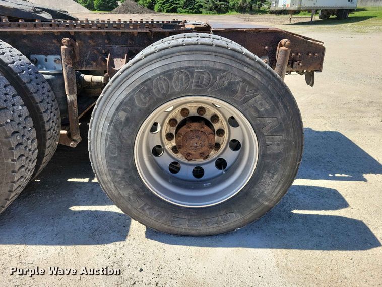 image for item DZ7269 2002 International  9400i semi truck