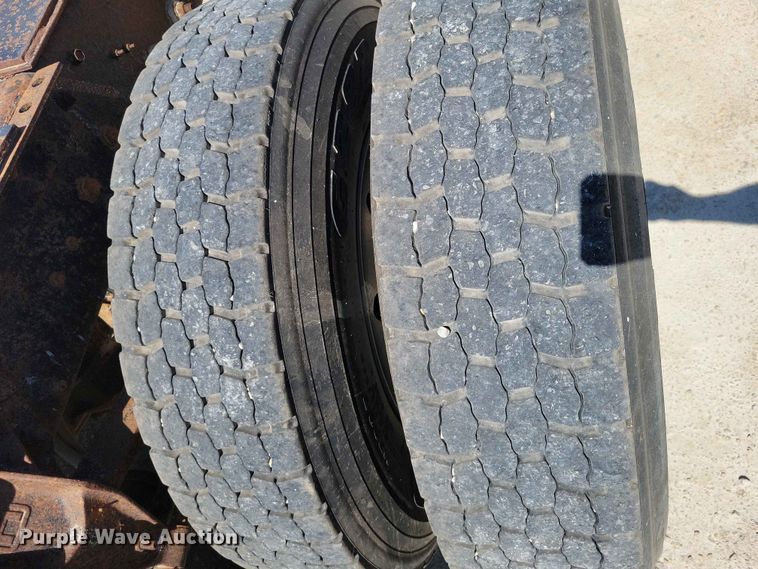 image for item DZ7269 2002 International  9400i semi truck
