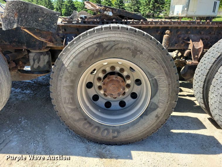 image for item DZ7269 2002 International  9400i semi truck