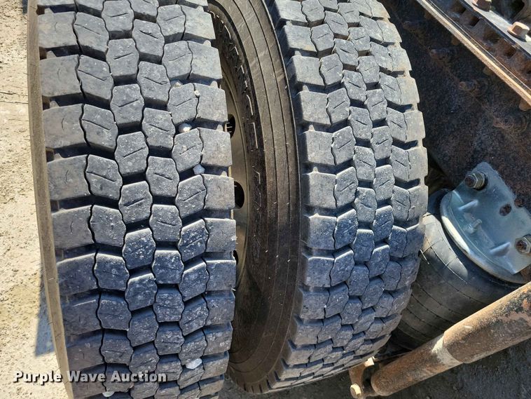 image for item DZ7269 2002 International  9400i semi truck