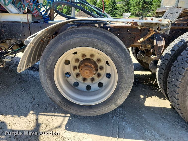 image for item DZ7269 2002 International  9400i semi truck