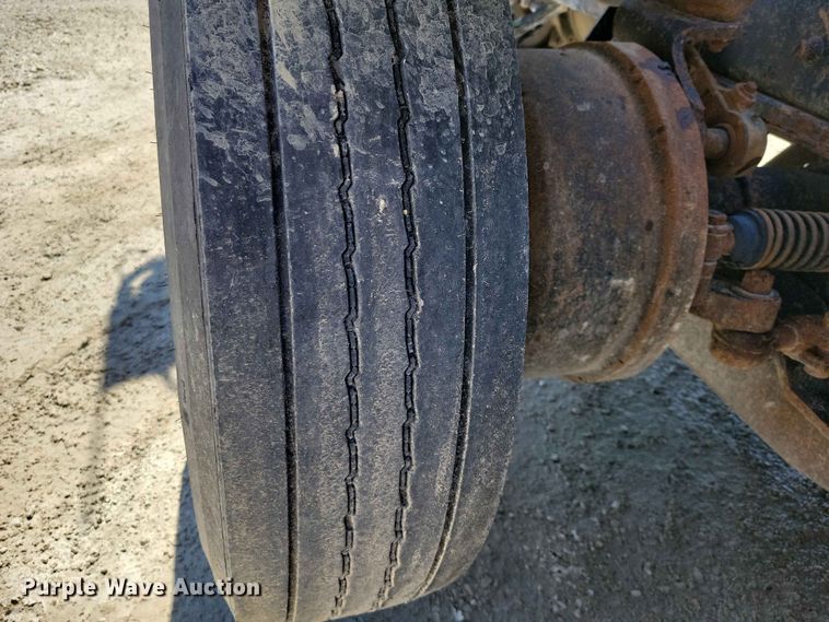 image for item DZ7269 2002 International  9400i semi truck