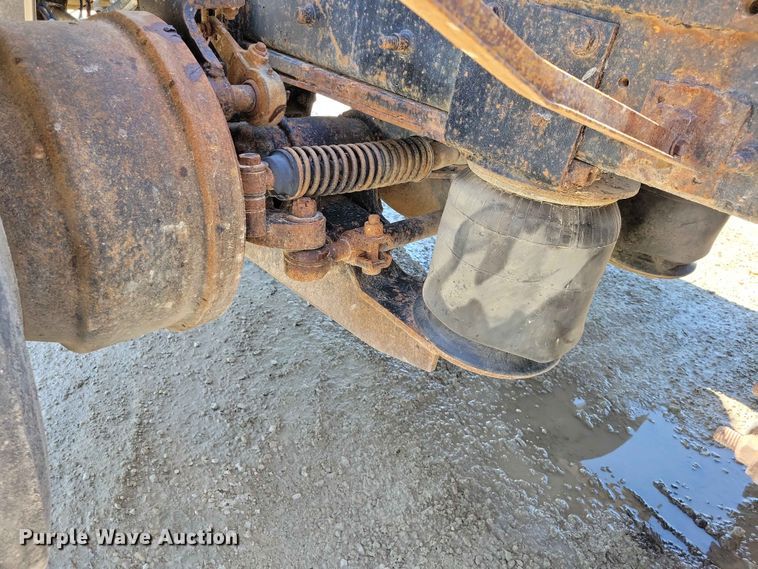 image for item DZ7269 2002 International  9400i semi truck