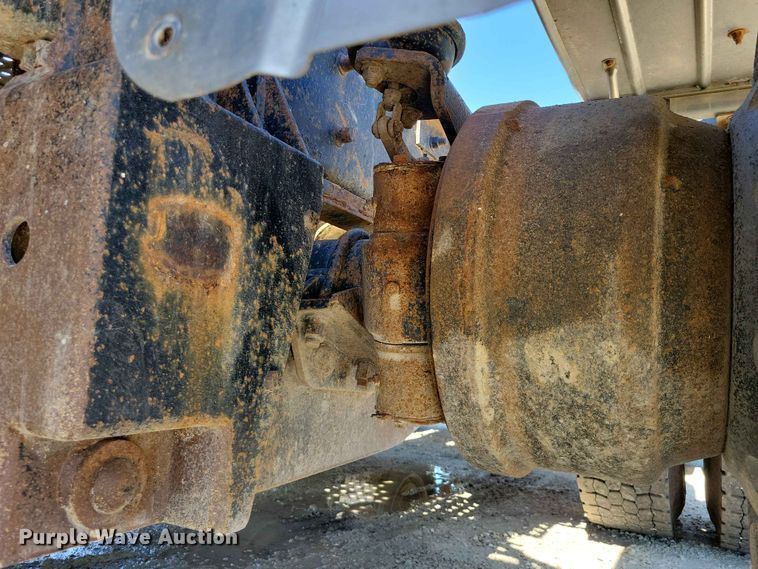 image for item DZ7269 2002 International  9400i semi truck