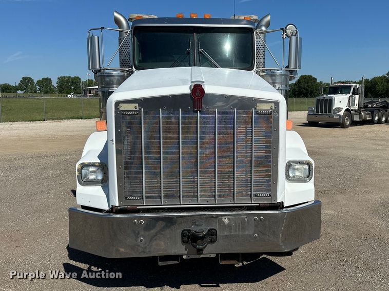 image for item EA4911 2011 Kenworth T800 semi truck