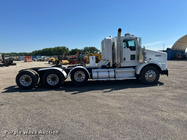 image for item EA4911 2011 Kenworth T800 semi truck
