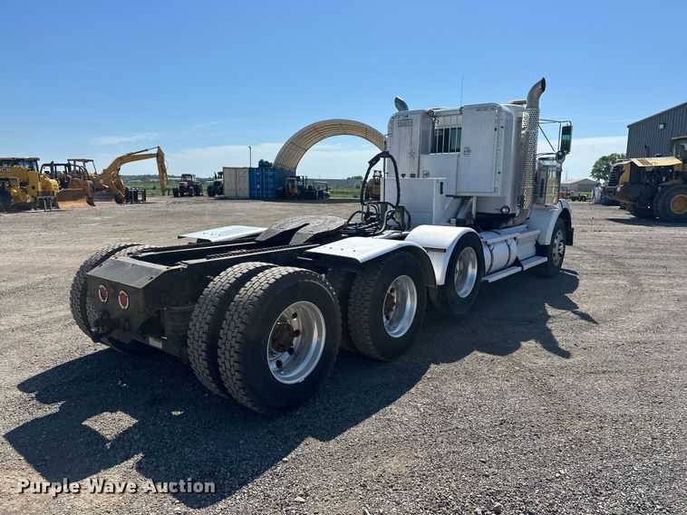image for item EA4911 2011 Kenworth T800 semi truck