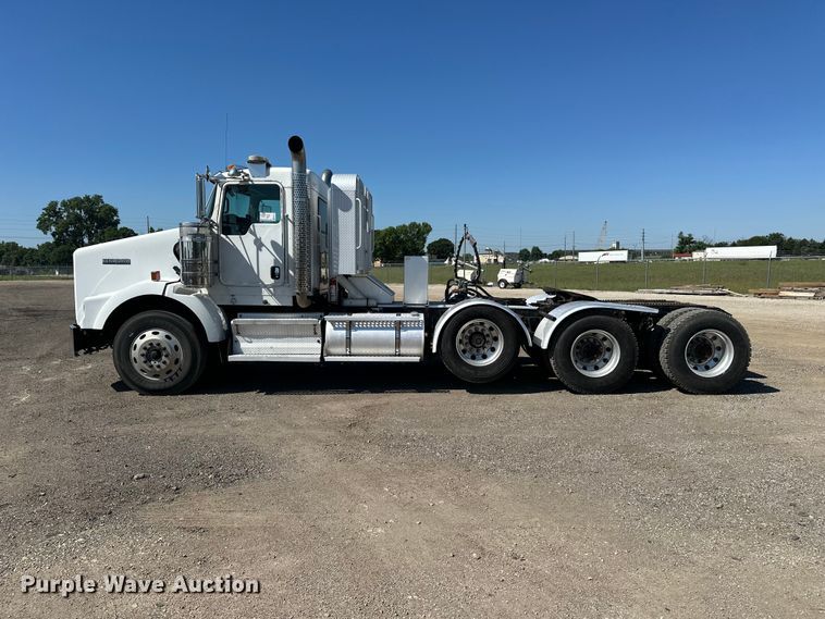 image for item EA4911 2011 Kenworth T800 semi truck