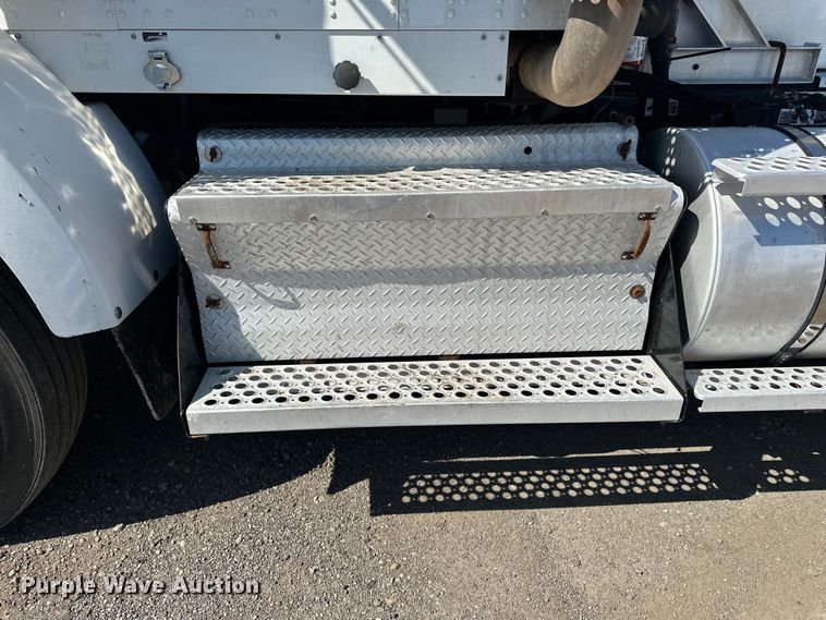 image for item EA4911 2011 Kenworth T800 semi truck