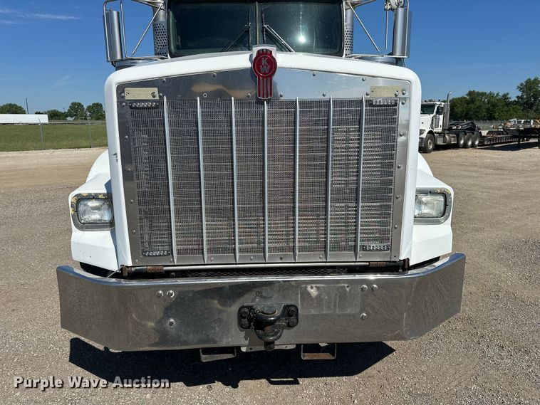 image for item EA4911 2011 Kenworth T800 semi truck