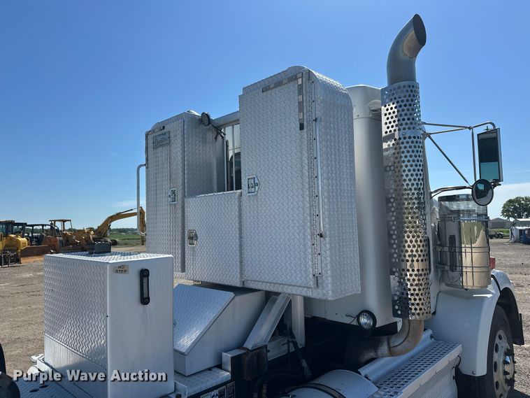 image for item EA4911 2011 Kenworth T800 semi truck