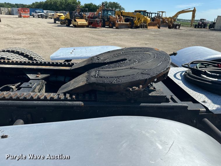image for item EA4911 2011 Kenworth T800 semi truck