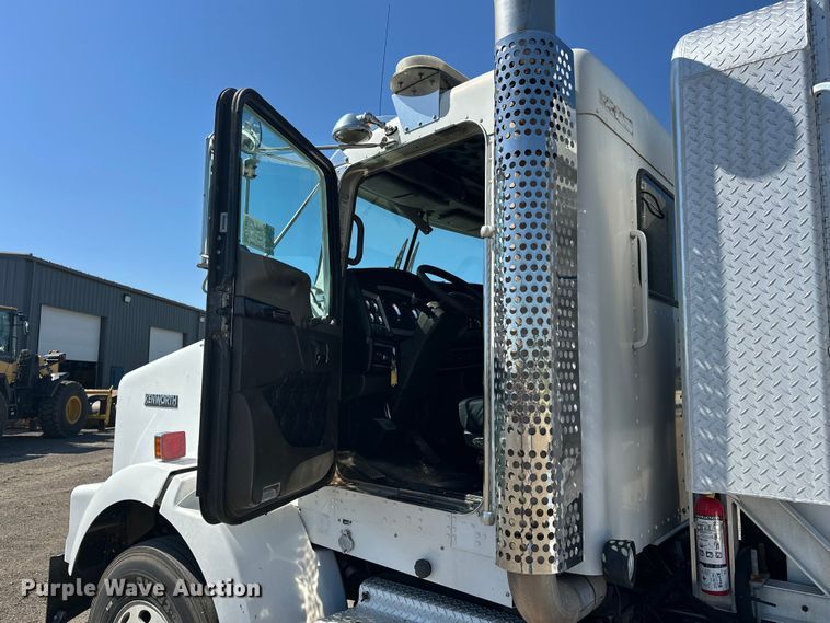 image for item EA4911 2011 Kenworth T800 semi truck