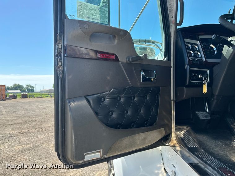 image for item EA4911 2011 Kenworth T800 semi truck