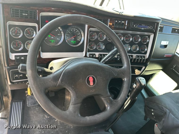 image for item EA4911 2011 Kenworth T800 semi truck