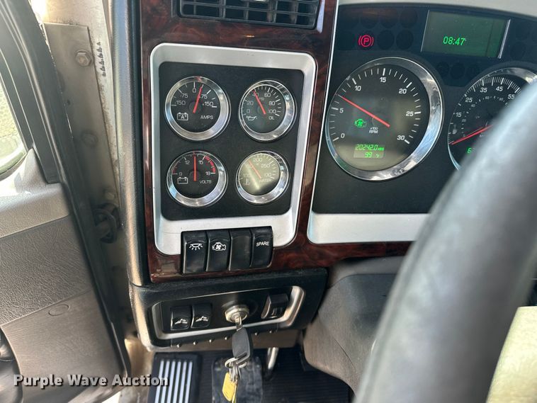 image for item EA4911 2011 Kenworth T800 semi truck