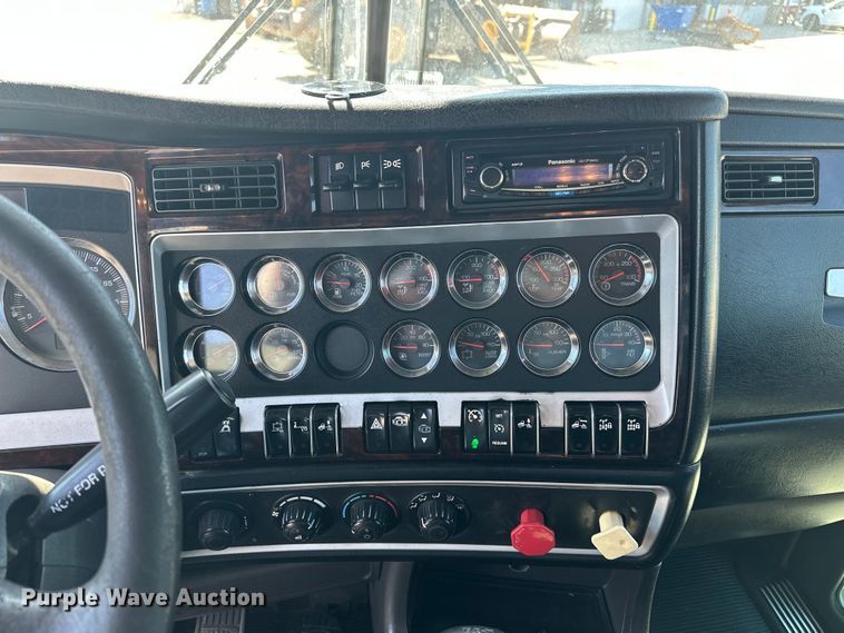 image for item EA4911 2011 Kenworth T800 semi truck