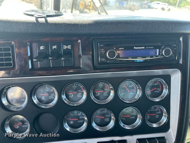 image for item EA4911 2011 Kenworth T800 semi truck