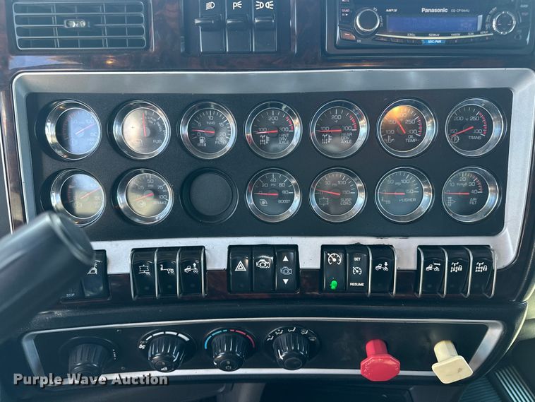image for item EA4911 2011 Kenworth T800 semi truck
