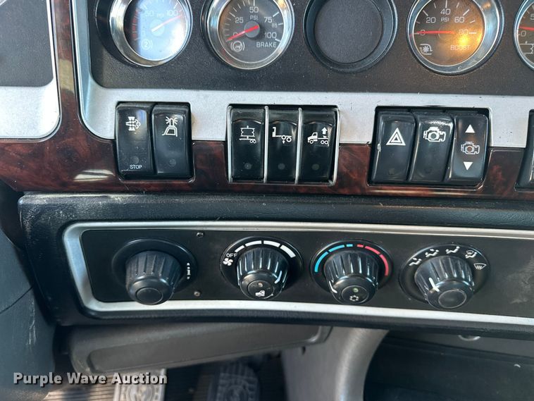 image for item EA4911 2011 Kenworth T800 semi truck