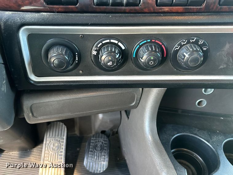 image for item EA4911 2011 Kenworth T800 semi truck