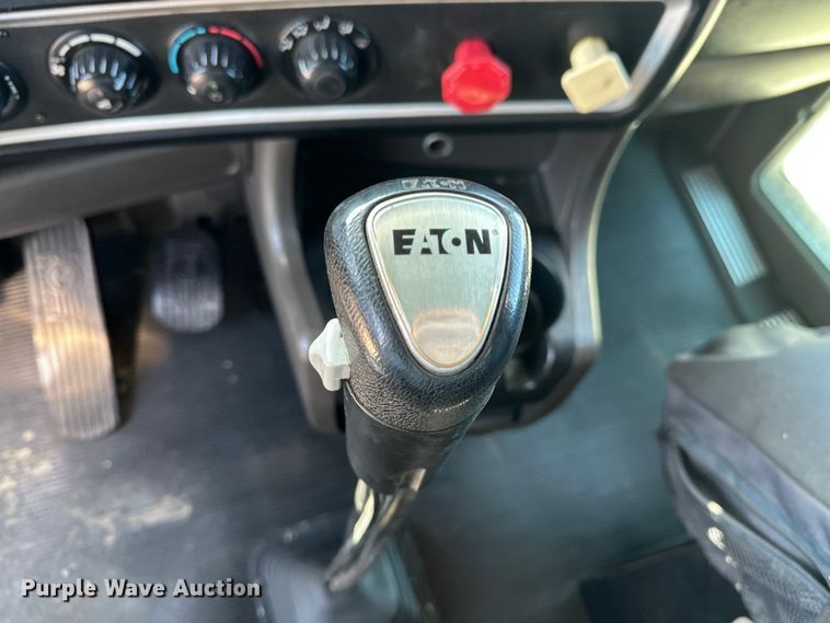 image for item EA4911 2011 Kenworth T800 semi truck