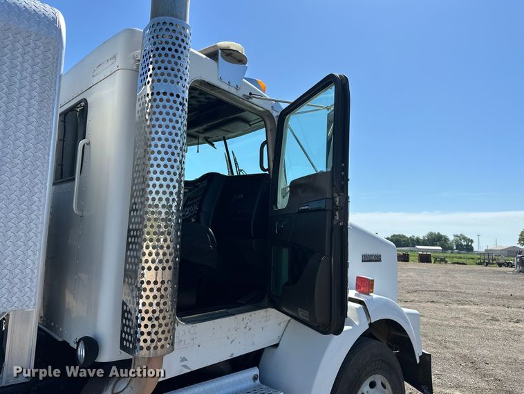 image for item EA4911 2011 Kenworth T800 semi truck