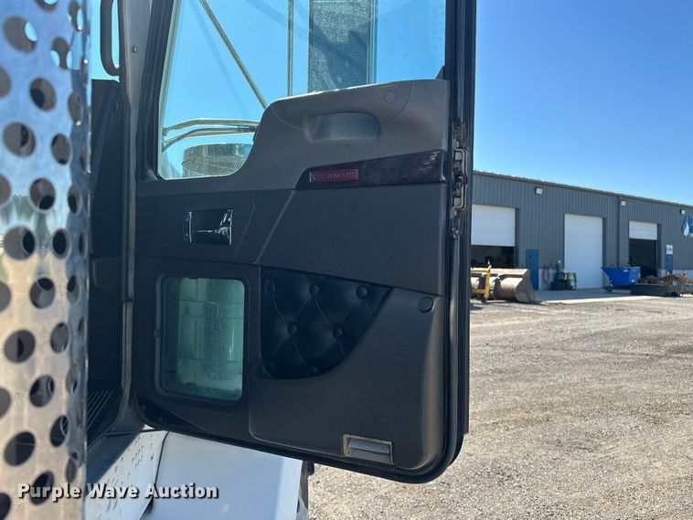 image for item EA4911 2011 Kenworth T800 semi truck