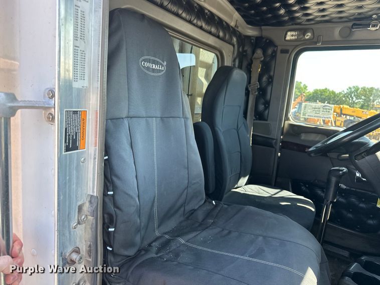 image for item EA4911 2011 Kenworth T800 semi truck