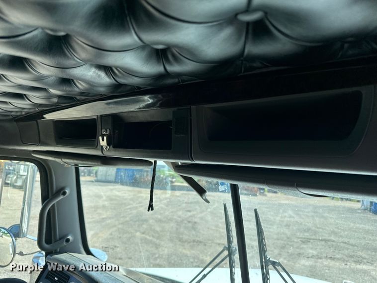 image for item EA4911 2011 Kenworth T800 semi truck
