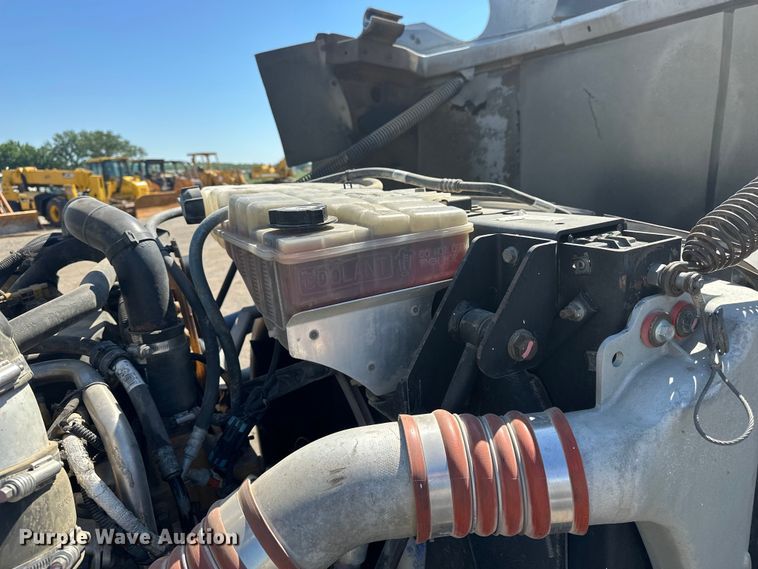 image for item EA4911 2011 Kenworth T800 semi truck