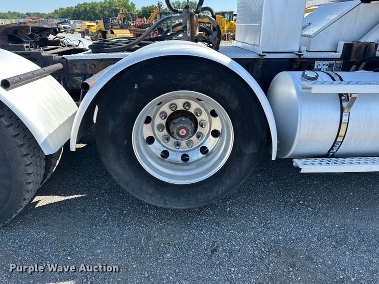 image for item EA4911 2011 Kenworth T800 semi truck