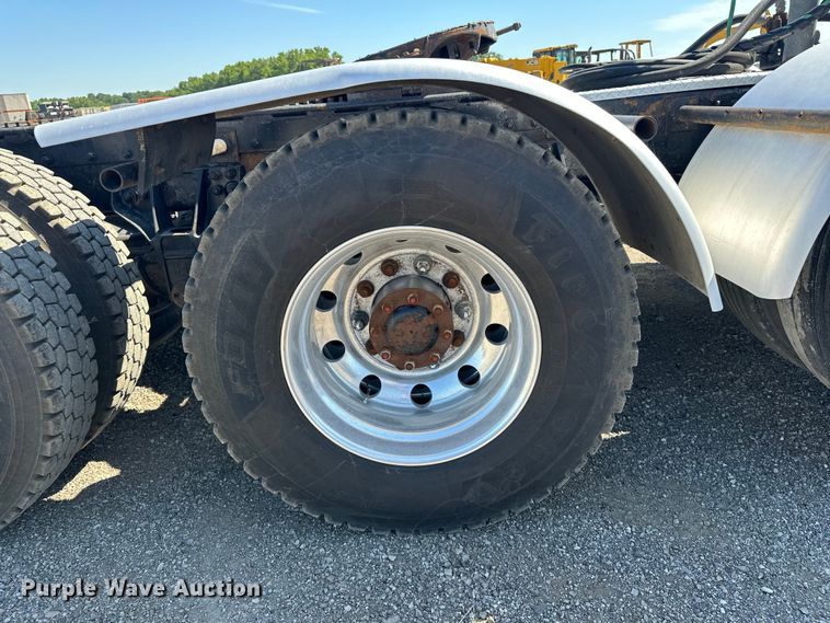 image for item EA4911 2011 Kenworth T800 semi truck