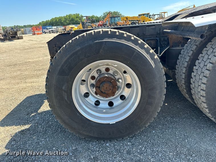 image for item EA4911 2011 Kenworth T800 semi truck
