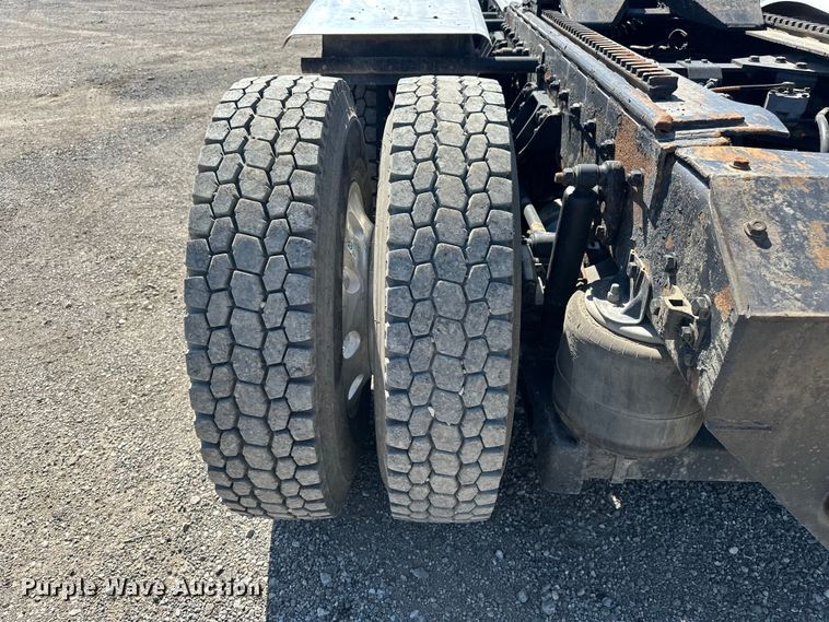 image for item EA4911 2011 Kenworth T800 semi truck