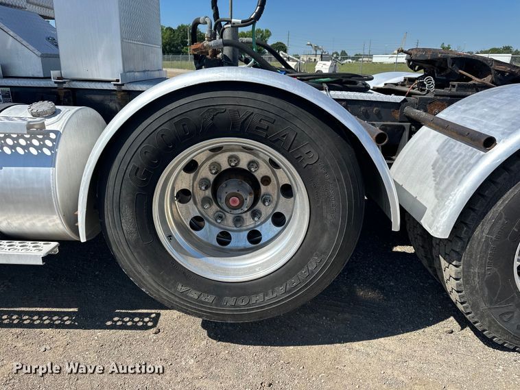 image for item EA4911 2011 Kenworth T800 semi truck