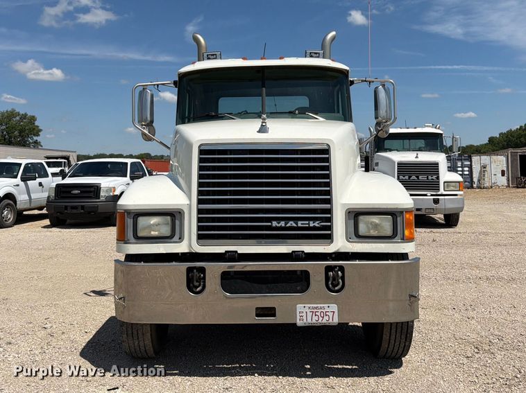 image for item EA4919 2015 Mack CHU613 semi truck