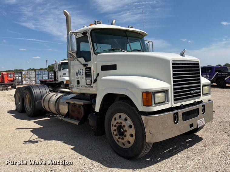 image for item EA4919 2015 Mack CHU613 semi truck